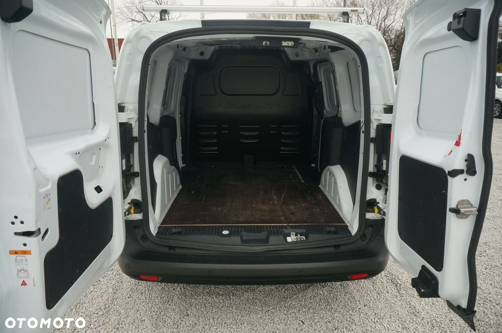 Ford Transit Courier - 26