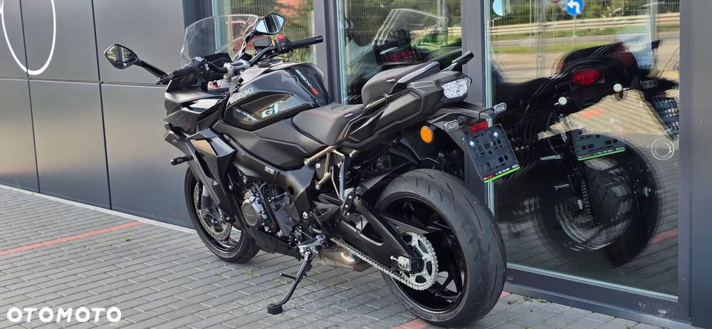 Suzuki GSX - 27