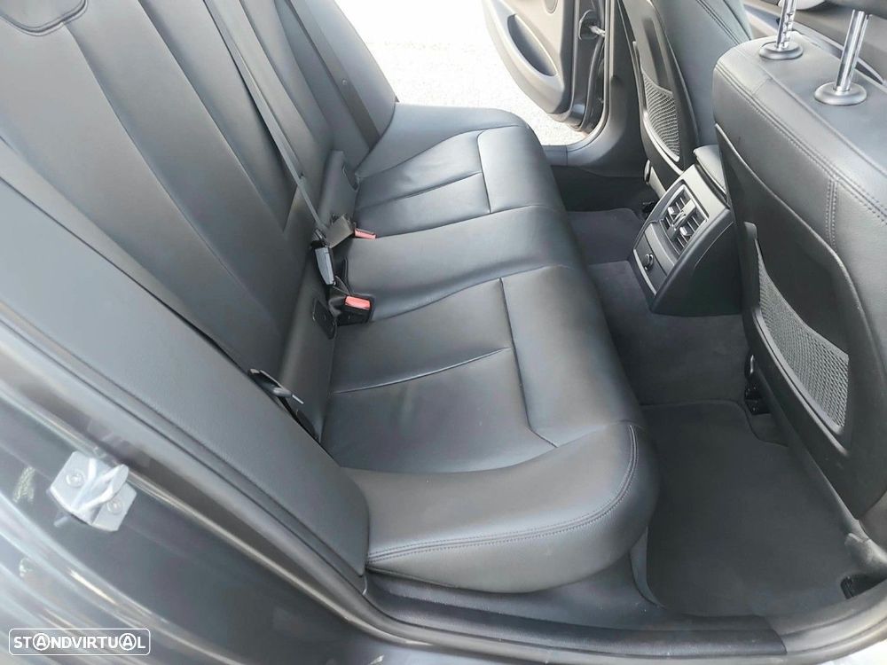 BMW 330 e iPerformance Line Luxury - 29