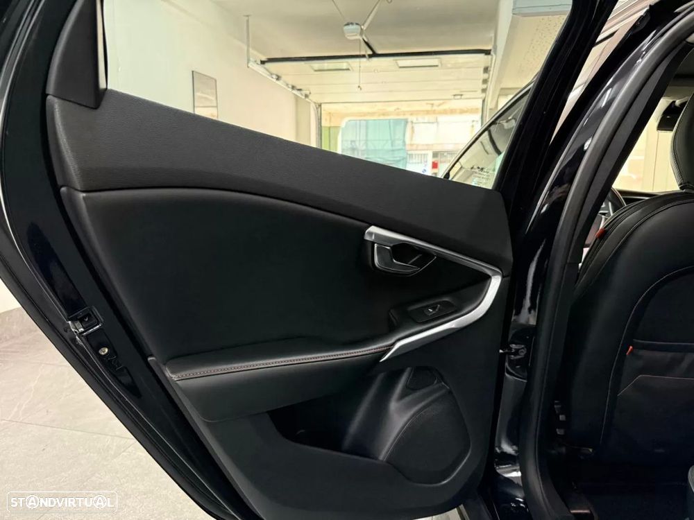 Volvo V40 Cross Country - 12