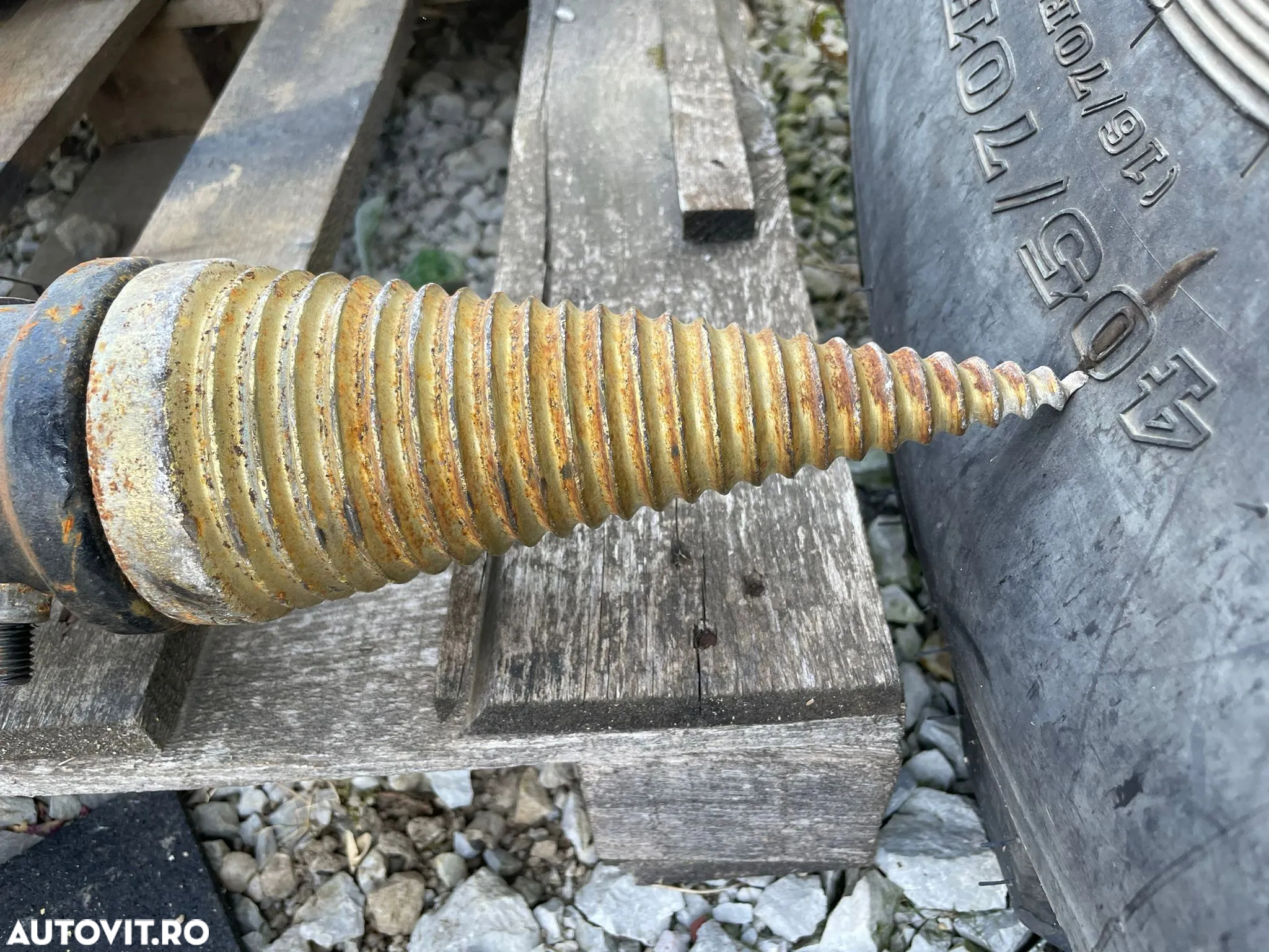 Con despicator de lemne hidraulic pentru miniexcavator - 5
