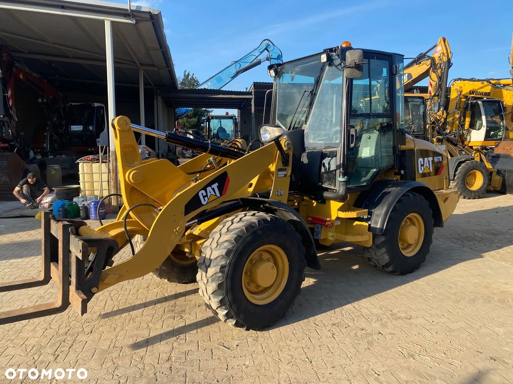 Caterpillar CAT 907M, 3400 MTH, 2015 ROK, ŁYŻKA OTWIERANA + WIDŁY, z NIEMIEC, - 8