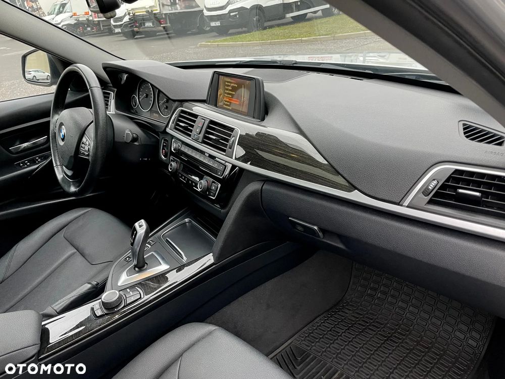 BMW Seria 3 320i Luxury Line - 12