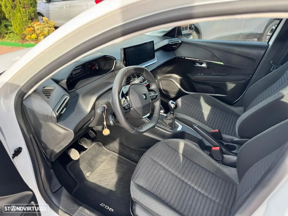 Peugeot 208 - 17