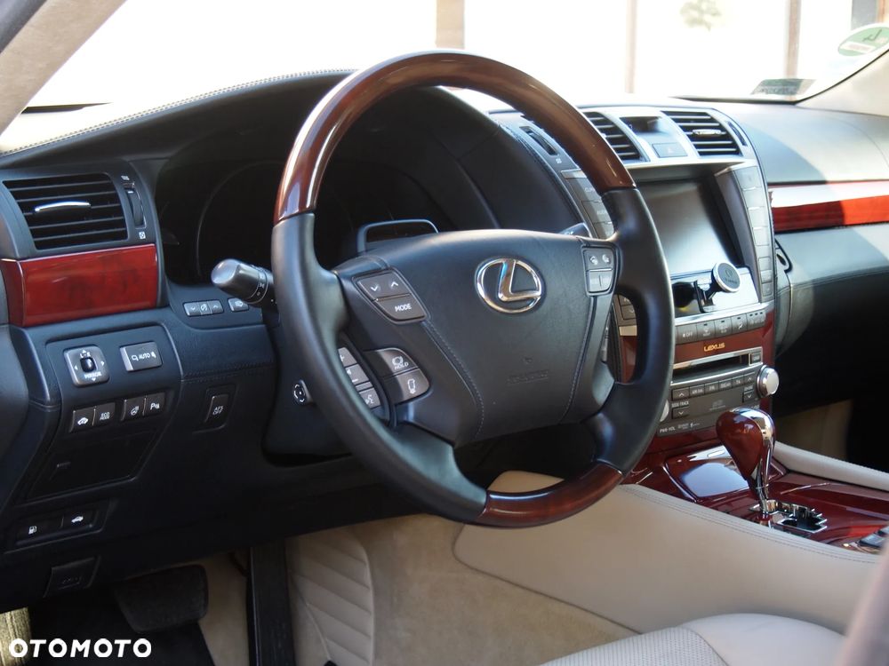 Lexus LS 600h L Superior - 14