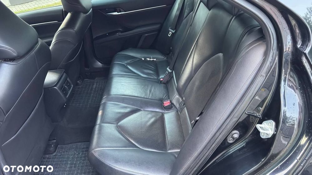 Toyota Camry Luxury - 17