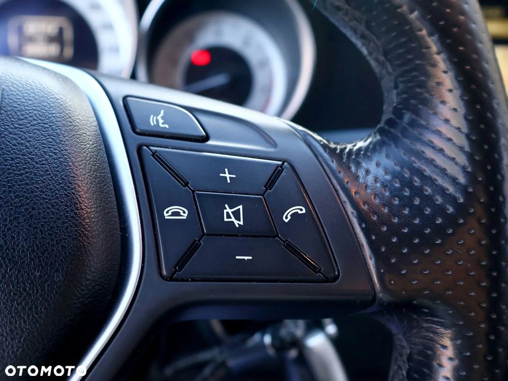 Mercedes-Benz Klasa C 180 CGI BlueEff Avantgarde - 34