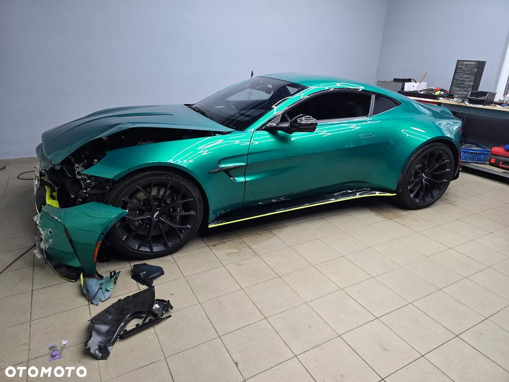 Aston Martin Vantage - 1