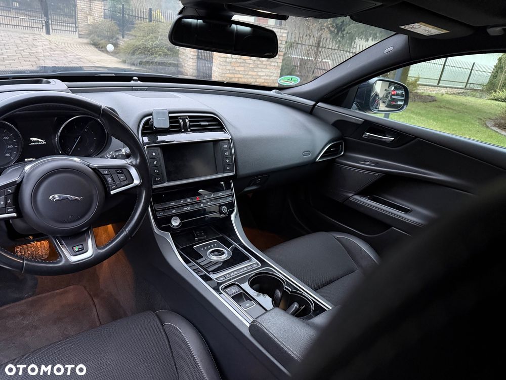 Jaguar XE 20d R-Sport - 16