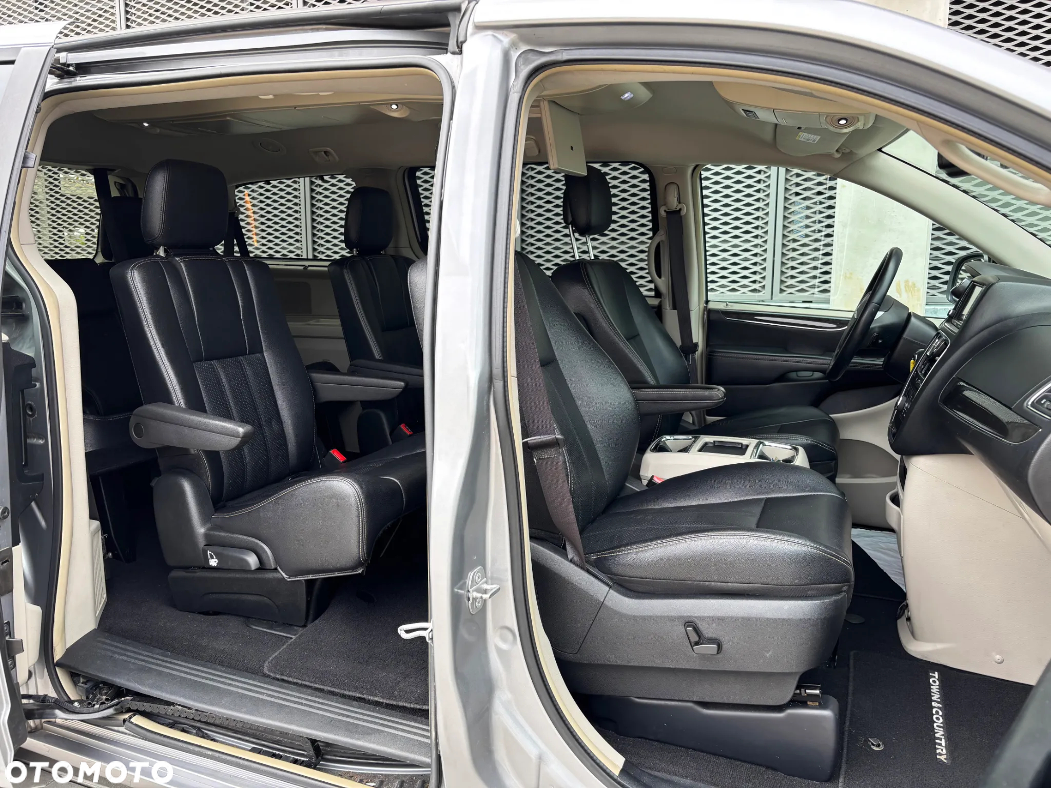 Chrysler Town & Country 3.6 Limited - 12