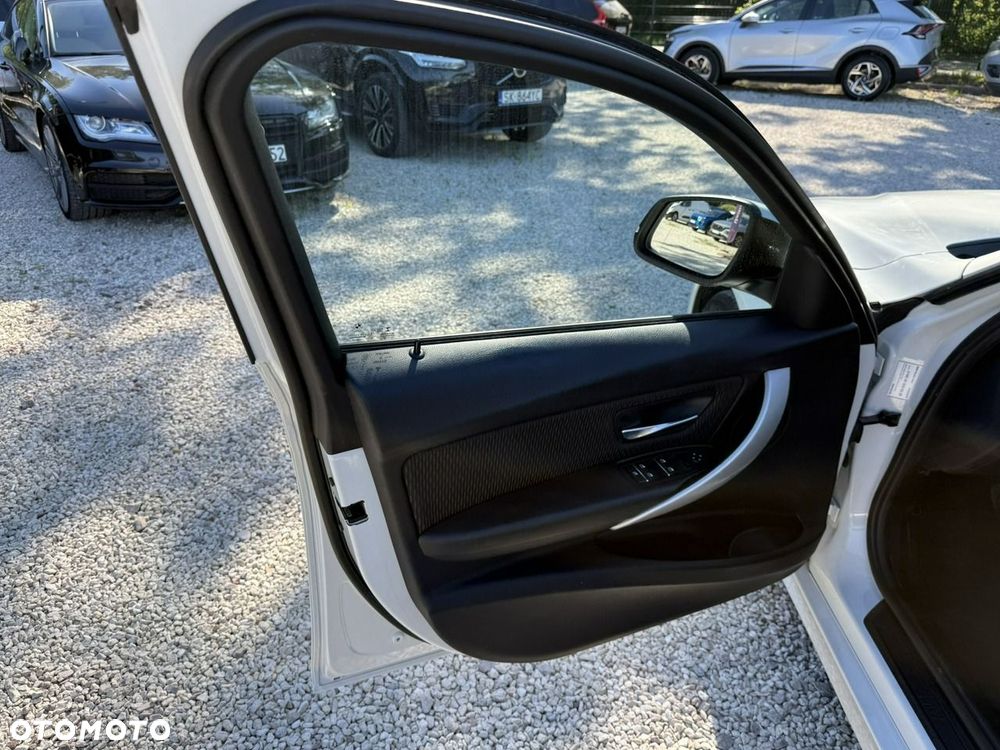 BMW Seria 3 318i GPF - 16