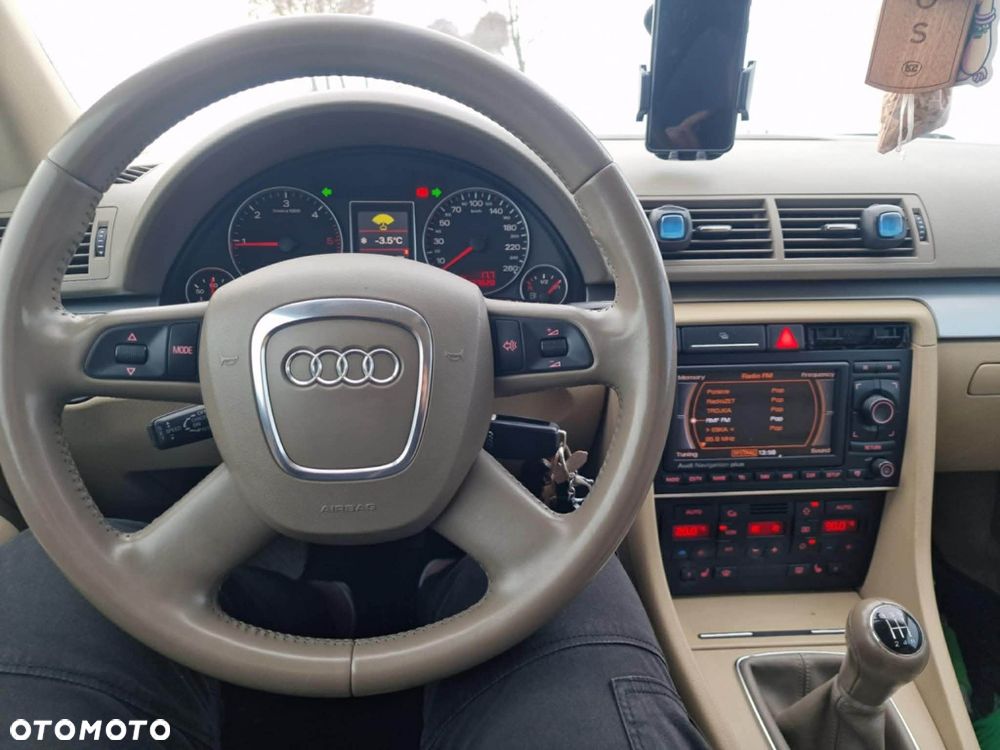 Audi A4 Limousine - 4