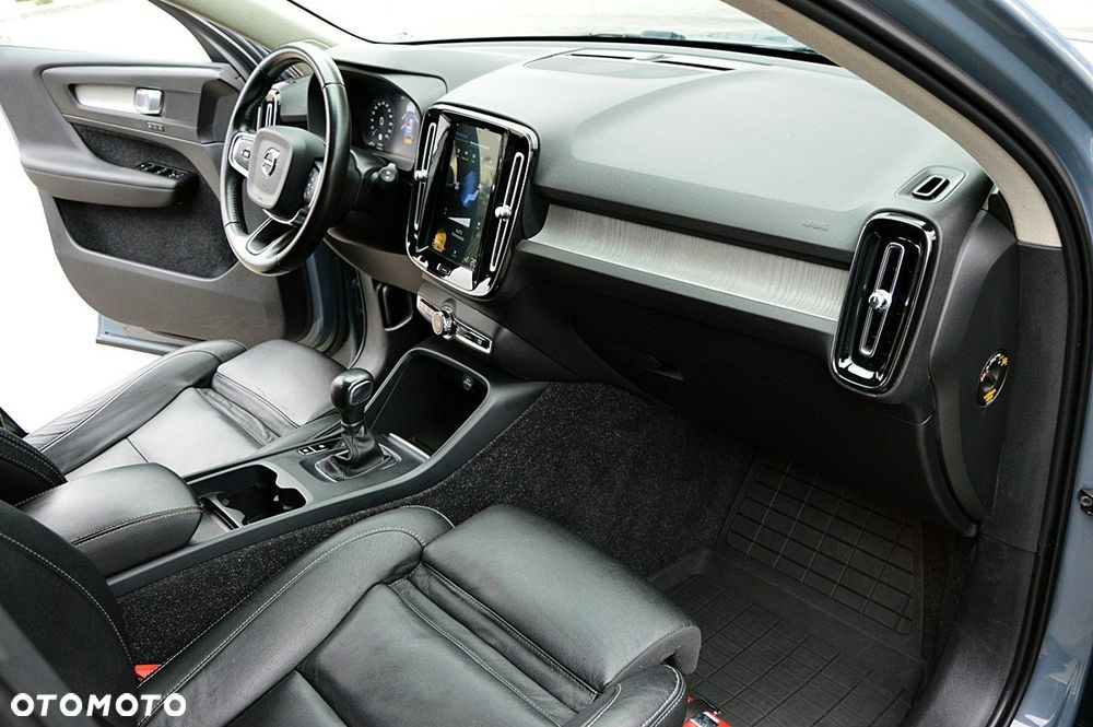 Volvo XC 40 T3 Momentum Pro - 29