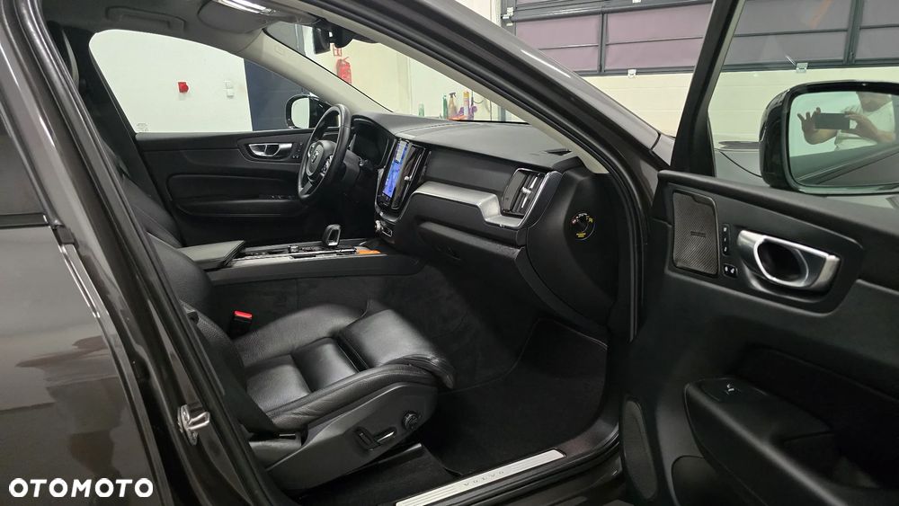 Volvo XC 60 B4 D AWD Plus Dark - 19