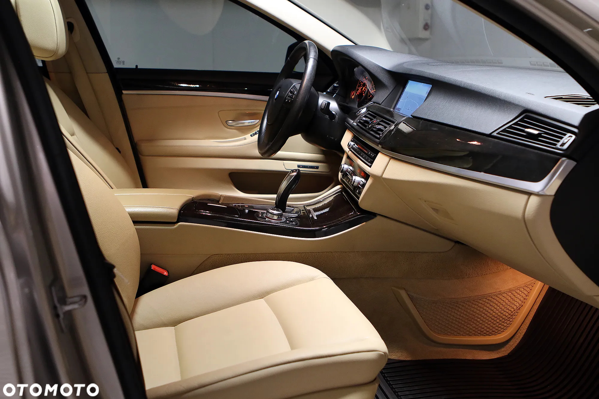 BMW Seria 5 528i - 22