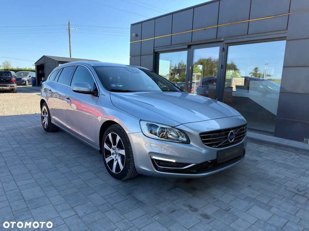 Volvo V60 D6 AWD Plug-in Hybrid R-Design Momentum - 1