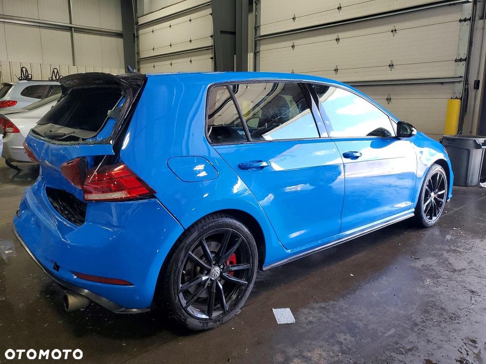 Volkswagen Golf - 6