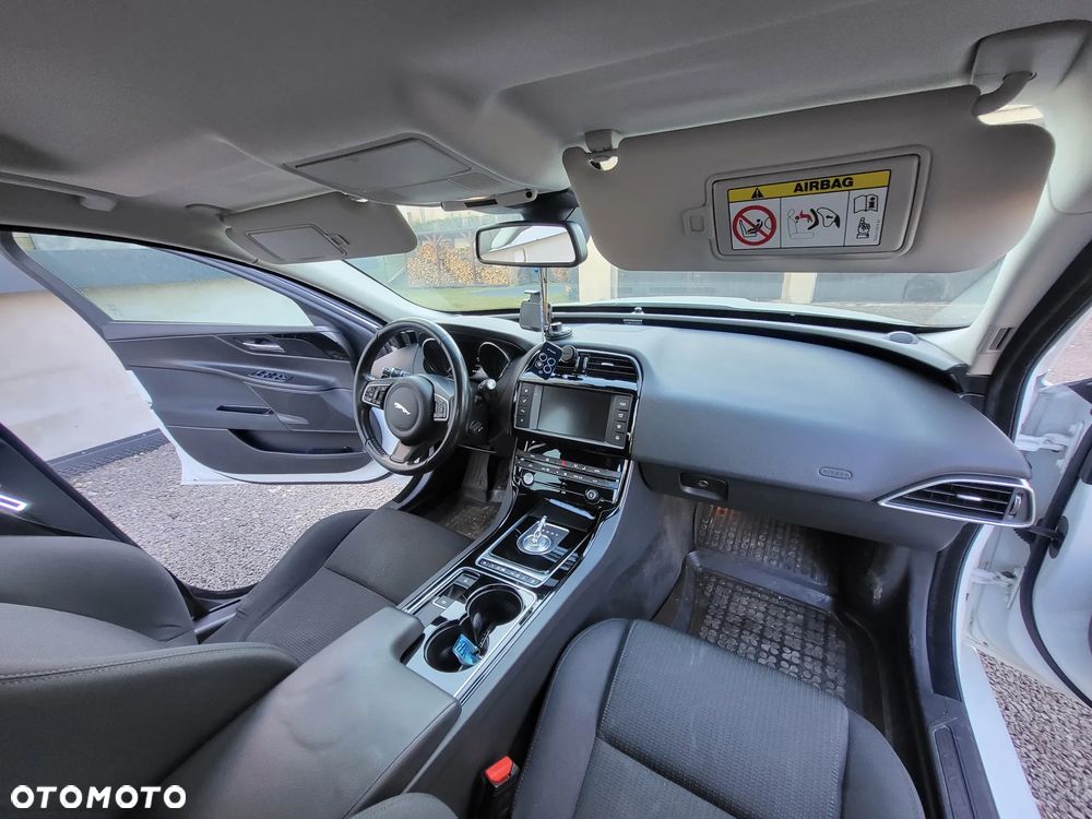 Jaguar XE 20t Portfolio - 8