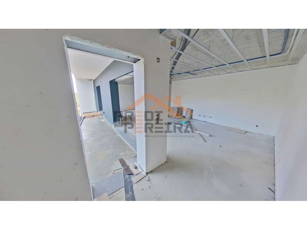 Apartamento T2, localizado em Santo António dos Cavaleiros. - Grande imagem: 4/15