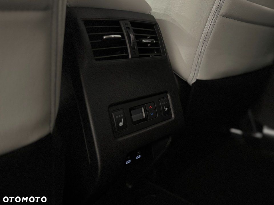 Mitsubishi Outlander - 11