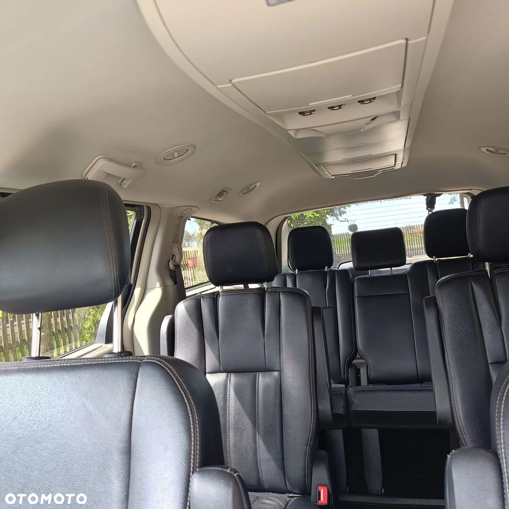 Chrysler Town & Country - 10