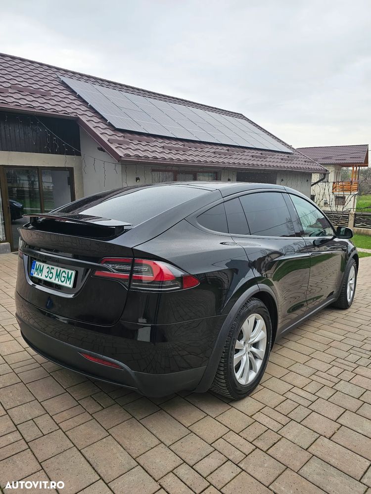 Tesla Model X - 21