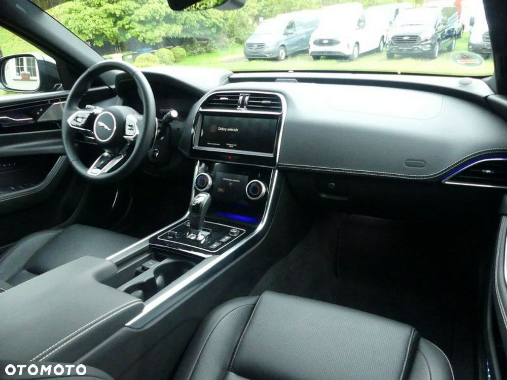 Jaguar XE 2.0 T AWD R-Sport - 17