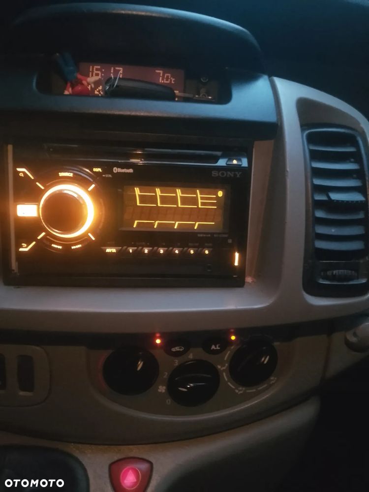 Renault Trafic Passenger - 12