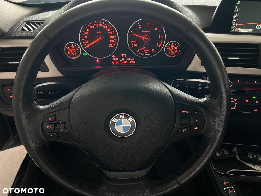 BMW Seria 3 318d xDrive - 28