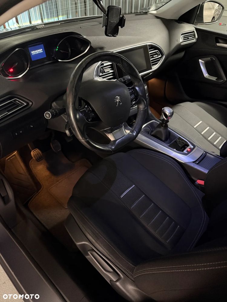 Peugeot 308 1.2 PureTech Allure S&S - 17