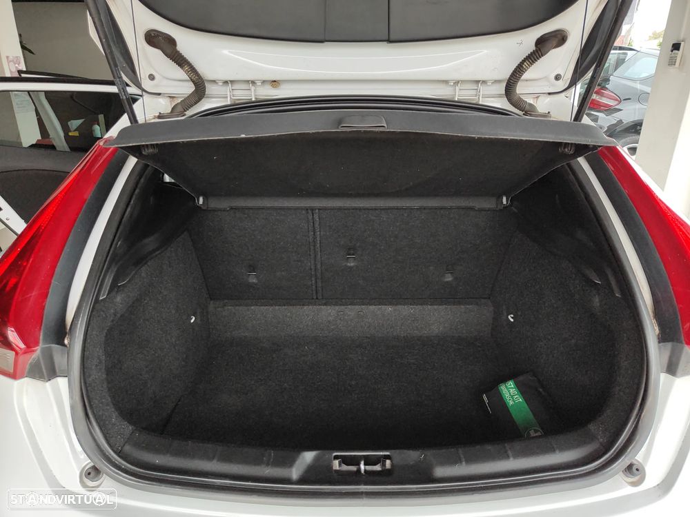 Volvo V40 D2 Momentum - 19