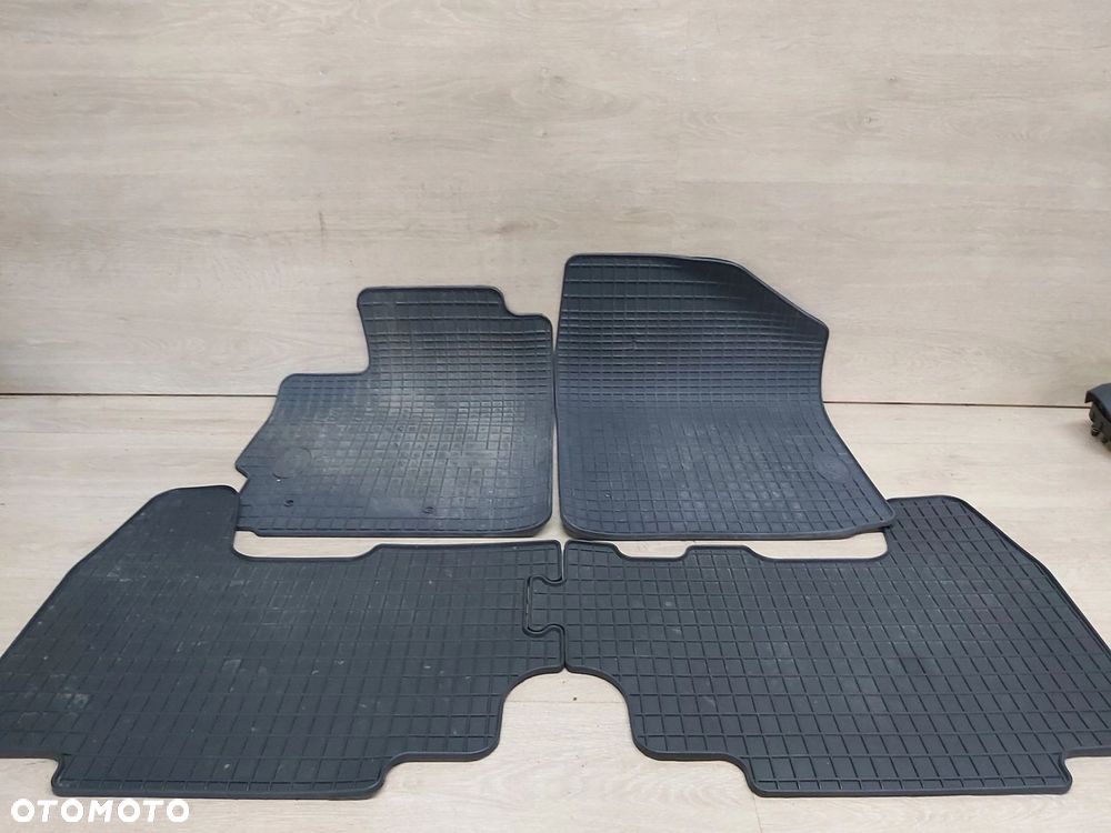 Toyota Yaris II 06-11r wycieraczka gumowa ORYGINAŁ dywanik gumowy Komplet - 16