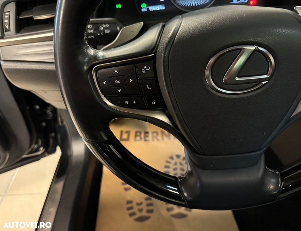 Lexus Seria ES 300h 2.5 TNGA HV 25H- 4X2 CVT Executive - 19
