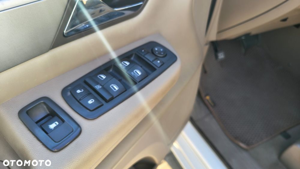 Volkswagen Routan - 15