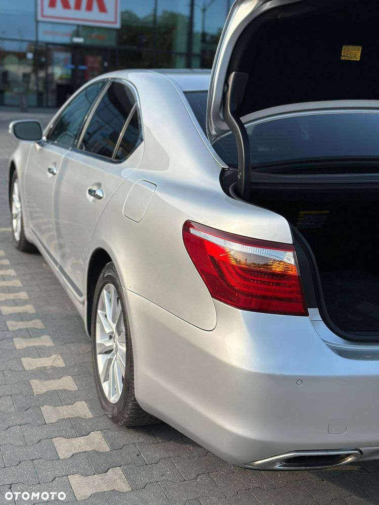 Lexus LS 460 AWD - 12