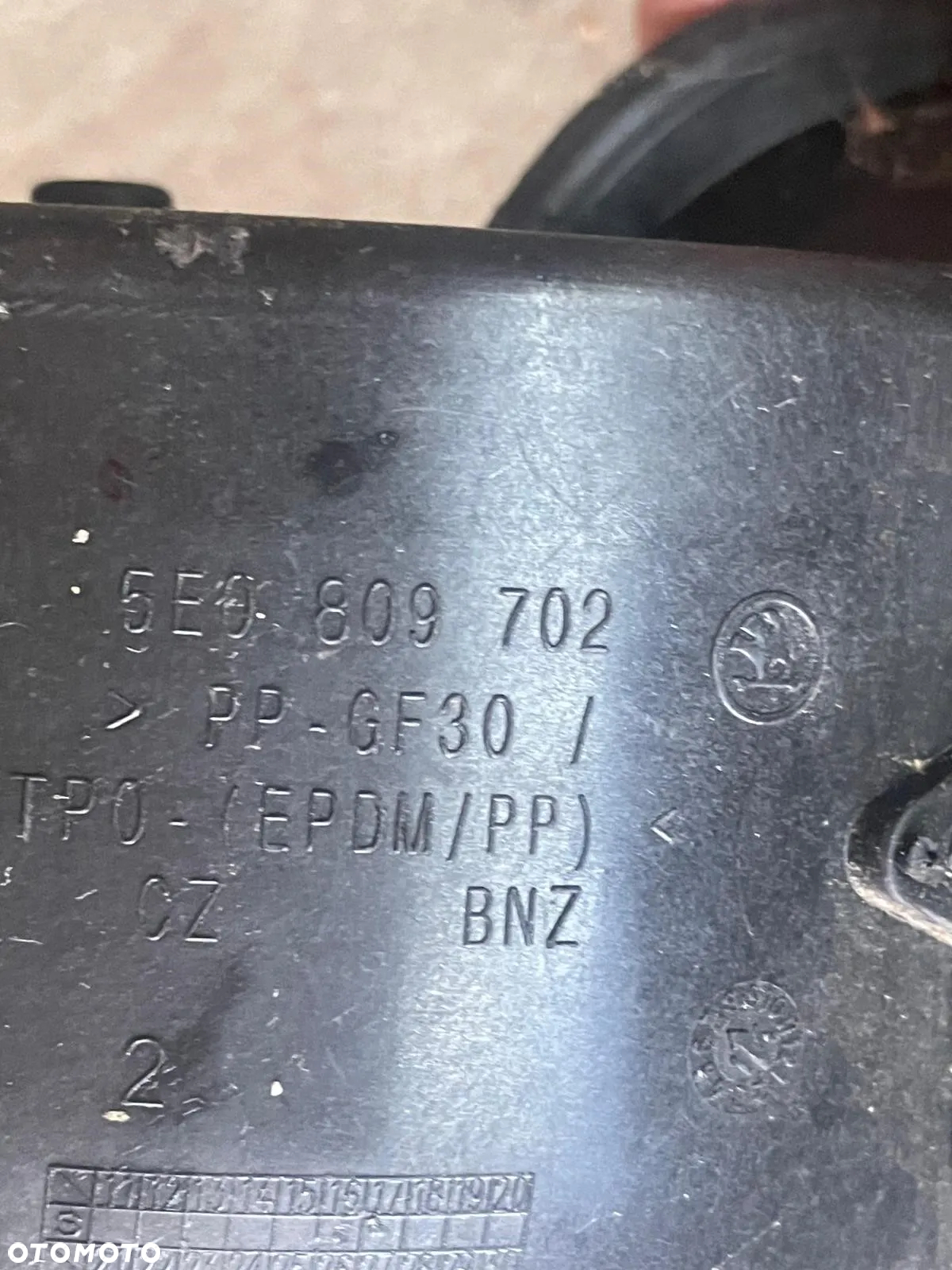 Klapka wlewu paliwa Skoda Octavia III 3 5E0809702 1K0010497C - 2