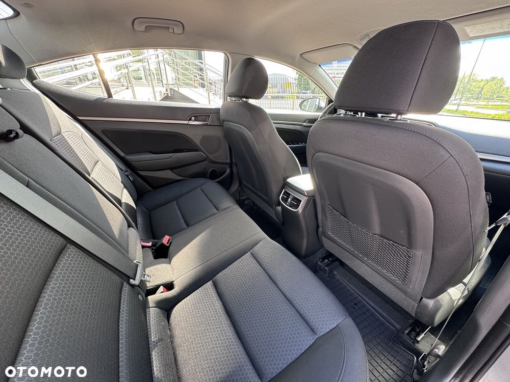 Hyundai Elantra 1.6 Comfort - 19