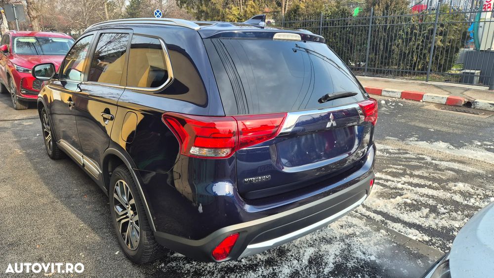 Mitsubishi Outlander - 4