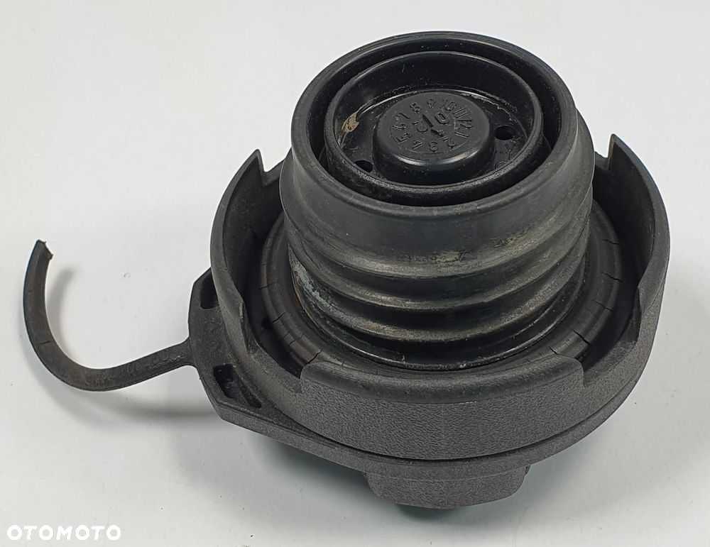 KOREK WLEWU PALIWA VW PASSAT B5 W8 1J0201553C BENZYNA - 2