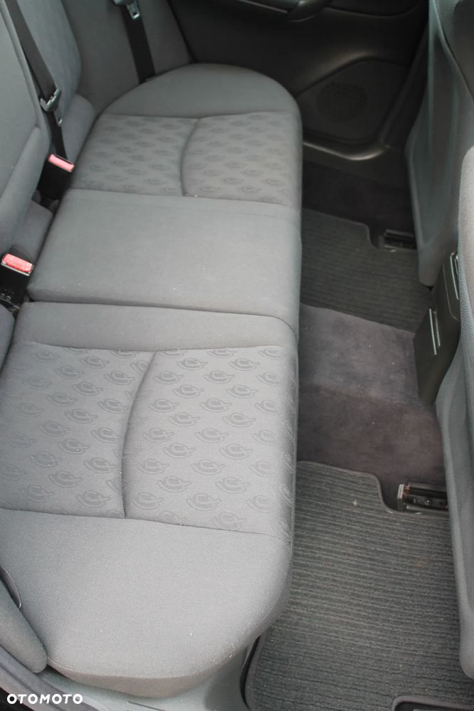 Mercedes-Benz Klasa C 200 CGI Elegance - 23