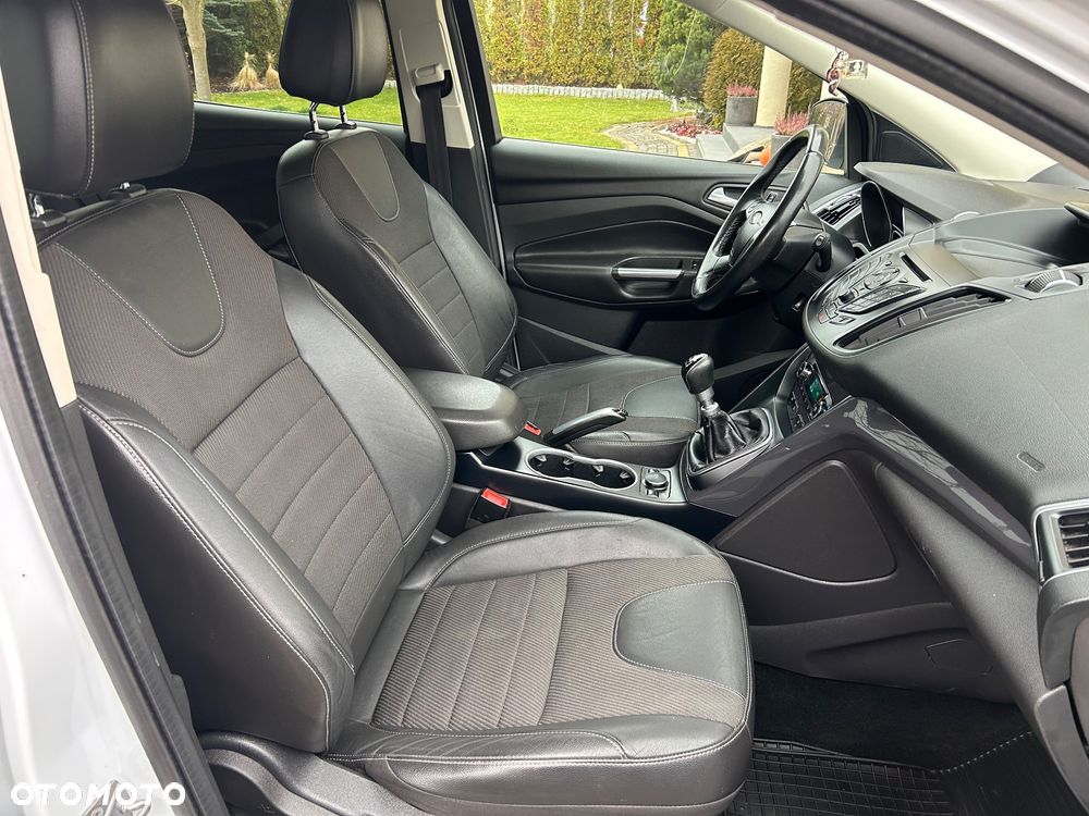 Ford Kuga 1.6 EcoBoost 2x4 Titanium - 24