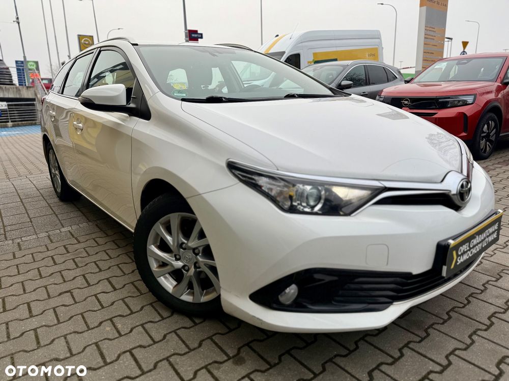Toyota Auris 1.6 D-4D Design Edition - 4