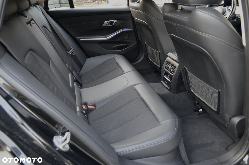 BMW Seria 3 320d Sport Line Shadow - 26