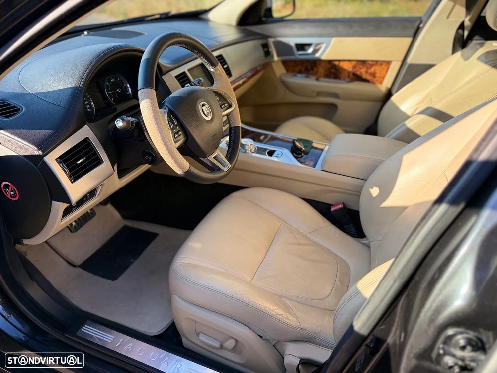 Jaguar XF Sportbrake 2.2 - 8
