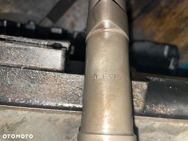Wałek rozrządu 837070193 camshaft Sisu 620 oryginał - 2