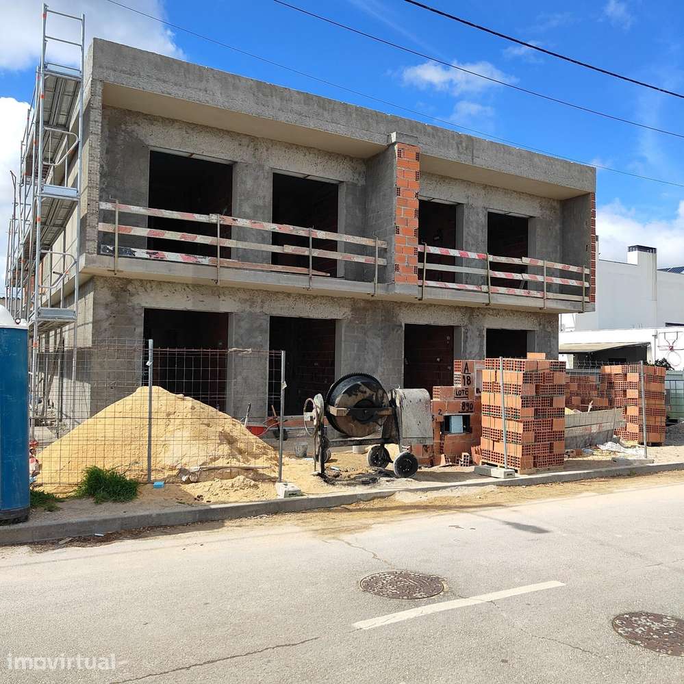 MORADIA T4 GEMINADA COM 3 SUÍTES E PISCINA - Grande imagem: 2/17