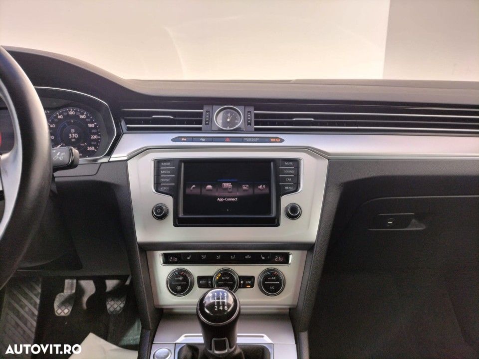 Volkswagen Passat - 11