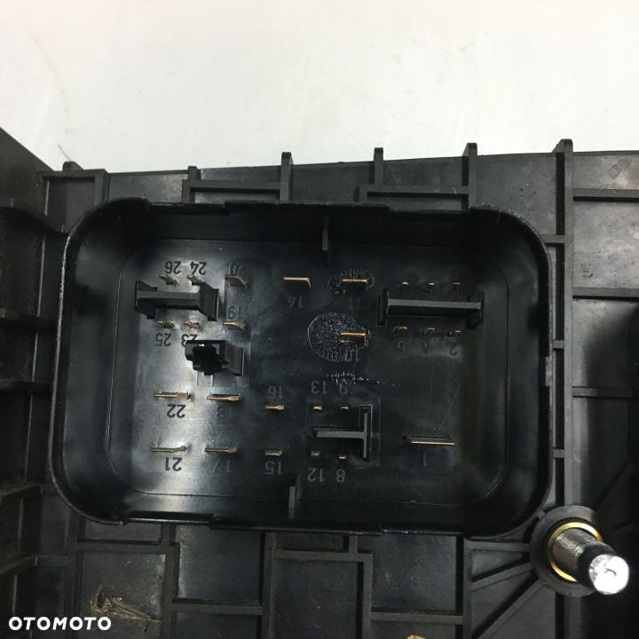 SKRZYNKA BEZPIECZNIKÓW A3 8P GOLF V 1K0937124K - 3