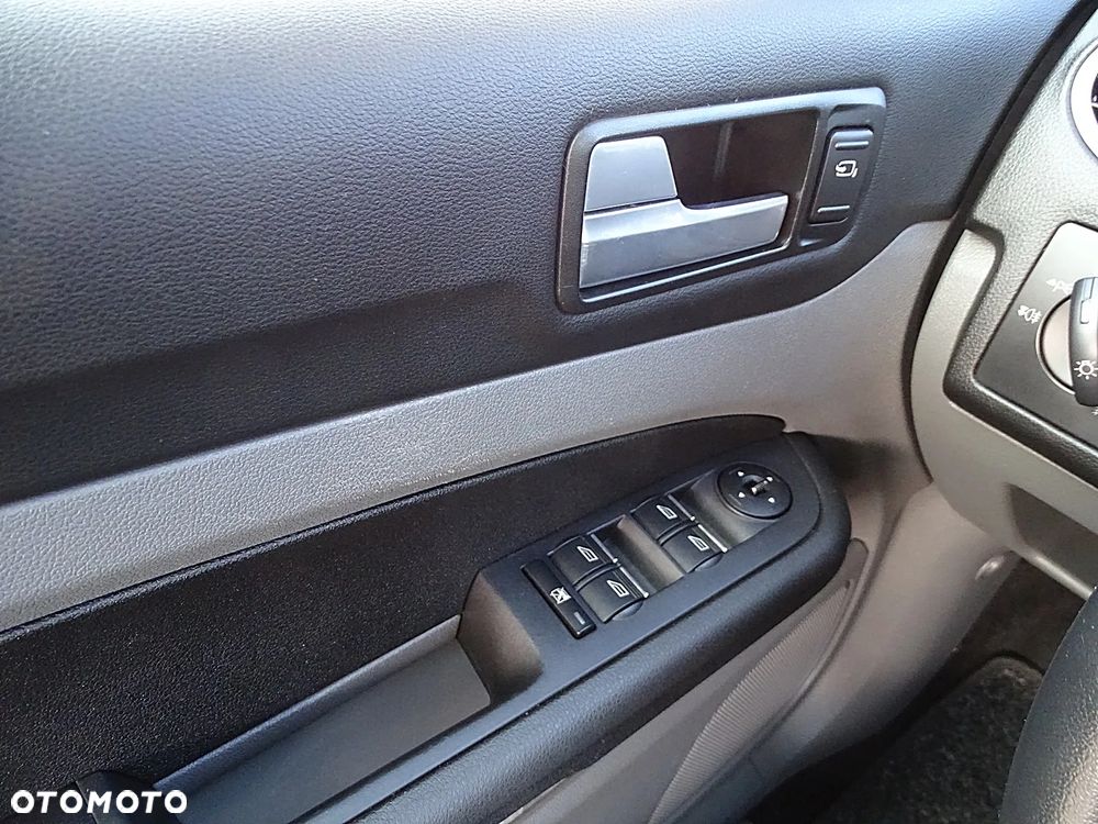 Ford Focus 1.6 16V Ghia - 38