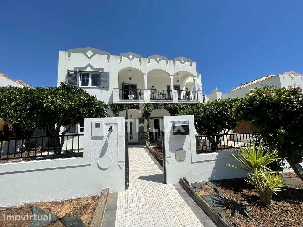 Villa de luxo impecavelmente apresentada com piscina e jardins em Tavi - Grande imagem: 2/46